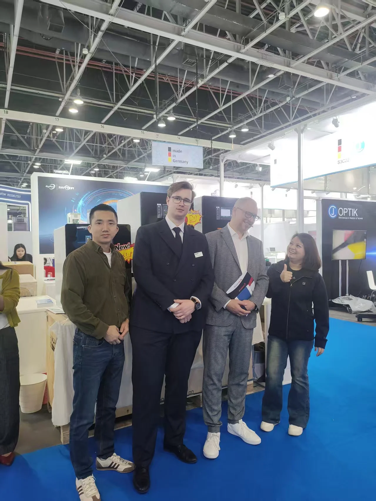 RayForm Team Interacting with Dental Lab Visitors at Booth S3C13-4