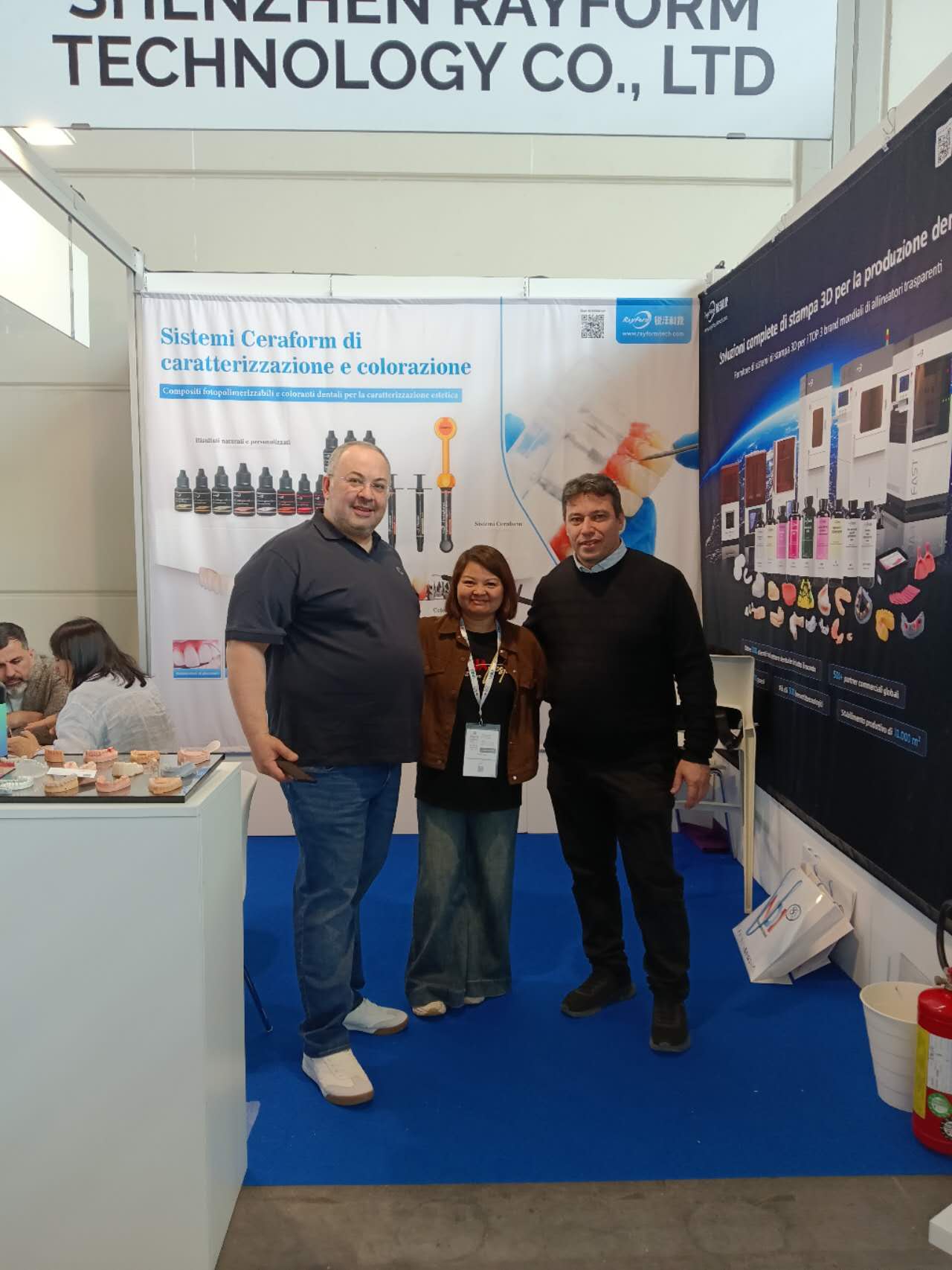 RayForm customer group photo at Hall A1 Stand 18, Expodental Meeting 2026