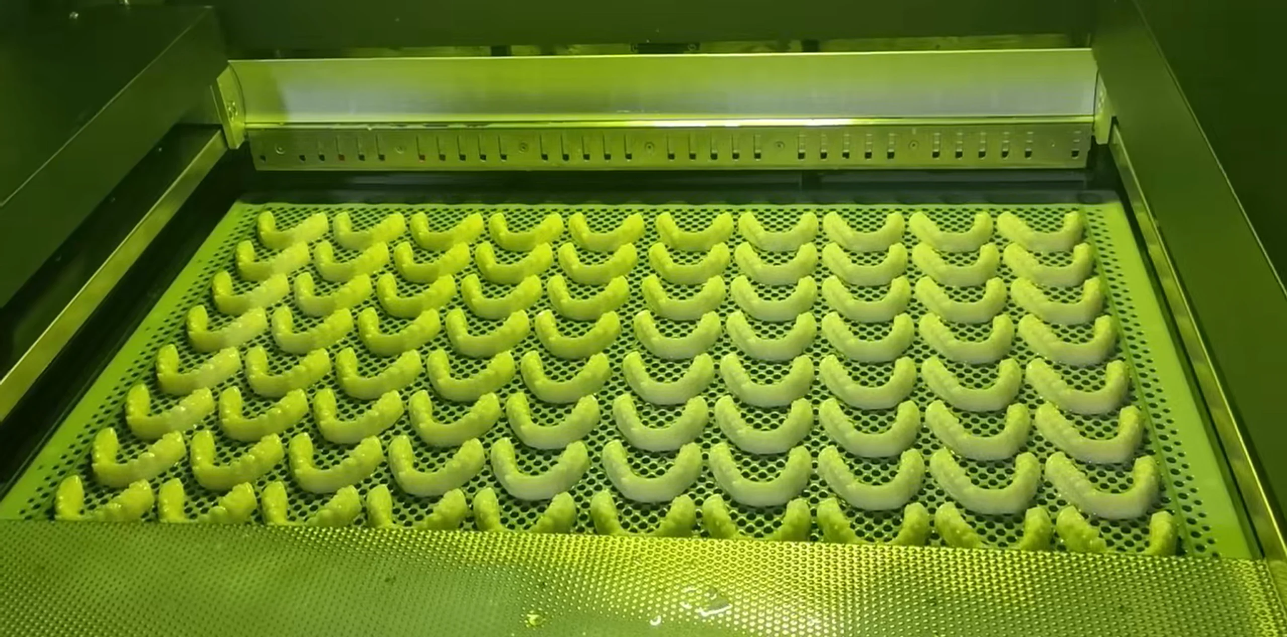 3D printed clear aligner arch models on build plate for production yield check